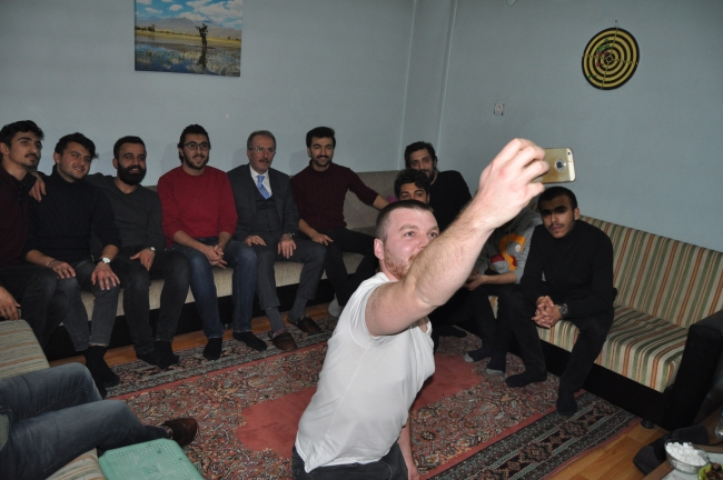 Rektör sözünü tuttu, öğrencilere çay içmeye gitti